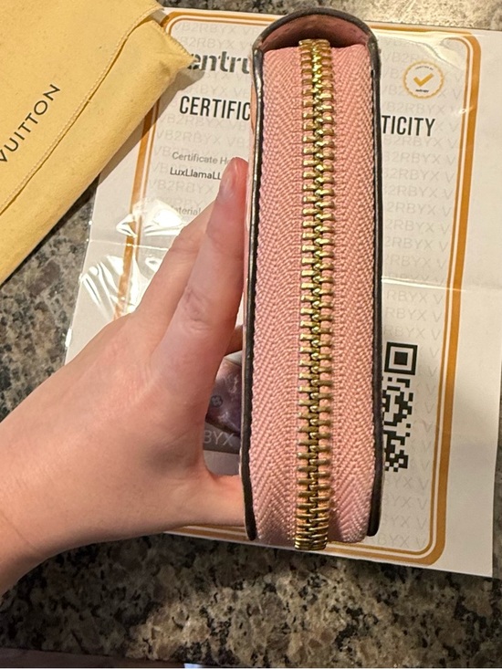 Louis Vuitton Valentine's Vernis
Monogram Limited Edition
Long Zippy Wallet - Picture 4 of 13